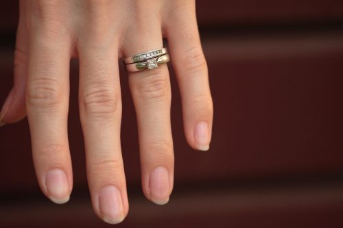 anillo de compromiso de diamantes minimalista de estilo elegante con incrustaciones