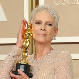 Jamie Lee Curtis with her Oscar at the 2023 Academy Awards