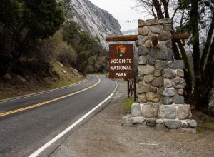 sign for yosemite national park in winter