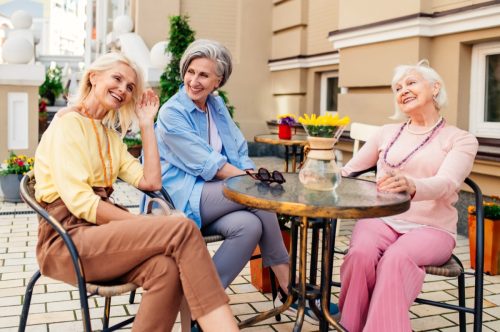 mujeres mayores en el café con pasteles