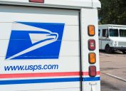 Phương tiện giao hàng đang đỗ tại Bưu điện Hoa Kỳ ở trung tâm thành phố Fort Collins.  Với gần 600.000 nhân viên, Bưu điện Hoa Kỳ là nhà tuyển dụng công lớn thứ hai tại Hoa Kỳ.