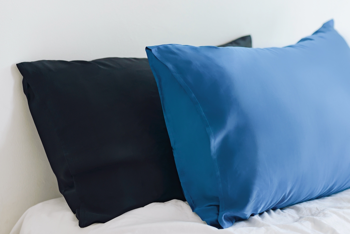 Silk,Pillows,,Blue,,Black,Pillowcase,On,The,Bed