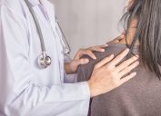 Nữ bác sĩ khám cho bệnh nhân đau cổ vai gáy