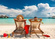 Cặp đôi nằm phơi nắng trên bãi biển nhiệt đới ở Maldives