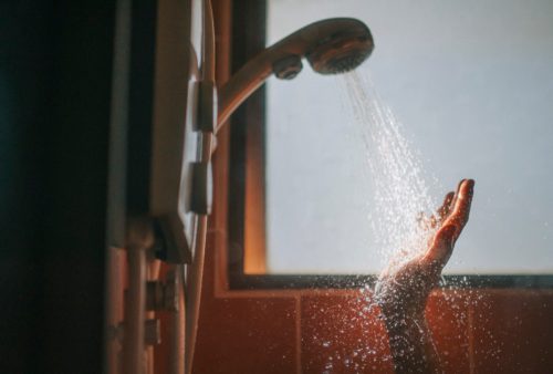 buổi sáng bắt đầu ngày mới ánh sáng mặt trời nền phòng tắm nhẹ người phụ nữ rửa tay dưới vòi nước chảy