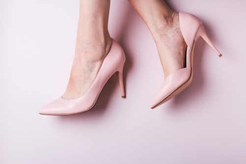 Chân nữ đi giày cao gót màu hồng