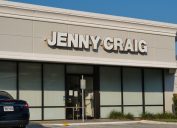 Ngoại thất tòa nhà phòng khám giảm cân Jenny Craig và bãi đậu xe ở trung tâm mua sắm Houston, TX.