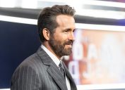 Hình ảnh góc nhìn của Ryan Reynolds trong bộ vest kẻ sọc màu xám
