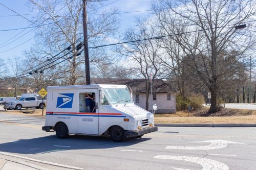 Xe tải của Bưu điện Hoa Kỳ chuyển thư ở Buford, Georgia