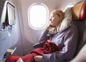 Cô gái tóc vàng ngủ trên máy bay