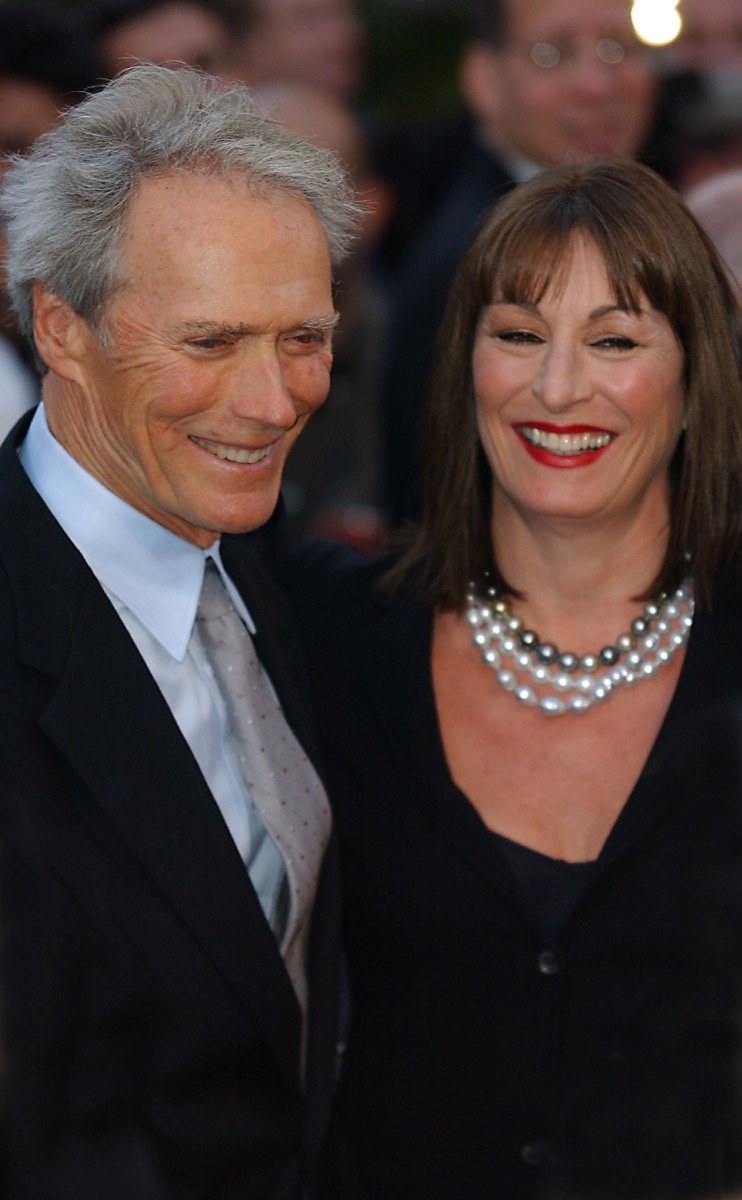 Clint Eastwood và Anjelica Huston năm 2002