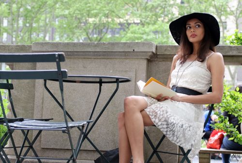 người phụ nữ đọc sách bên ngoài