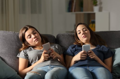 Hai người phụ nữ mệt mỏi vì những cuộc điện thoại của họ