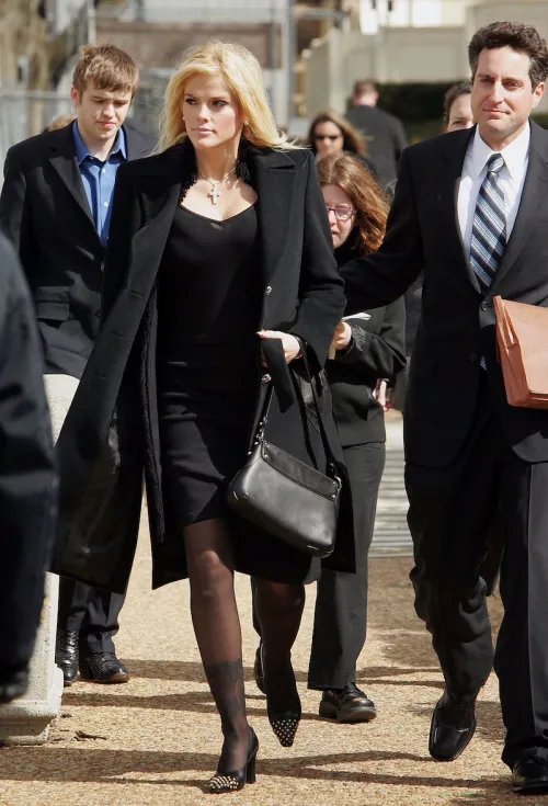 Anna Nicole Smith rời Tòa án Tối cao Hoa Kỳ năm 2006