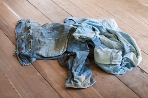 quần jean bẩn trên sàn nhà