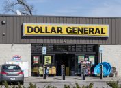 Một cửa hàng Dollar General có ô tô đậu gần cửa