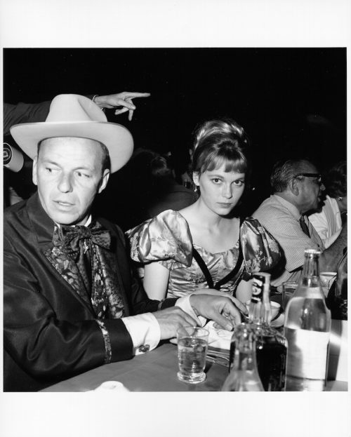 Frank Sinatra và Mia Farrow tại bữa tiệc phúc lợi SHARE Boomtown năm 1965