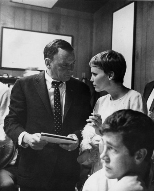 Frank Sinatra và Mia Farrow tại phòng thu Sunset Boulevard năm 1967