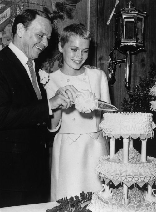 Frank Sinatra và Mia Farrow trong đám cưới của họ năm 1966