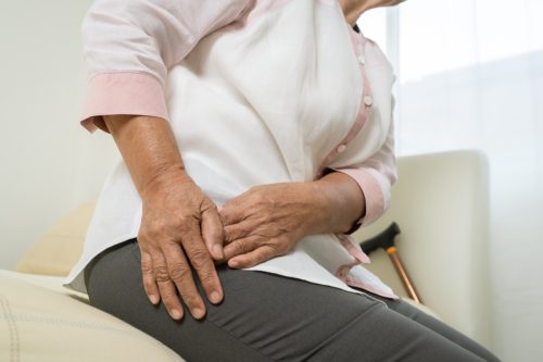 Người phụ nữ cao tuổi đau hông ở nhà, vấn đề chăm sóc sức khỏe khái niệm cao cấp