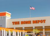 Cửa hàng Home Depot ở Sacramento, California.  Home Depot là một nhà bán lẻ các sản phẩm và dịch vụ xây dựng và cải thiện nhà ở của Mỹ, điều hành nhiều cửa hàng dạng hộp lớn trên khắp Hoa Kỳ