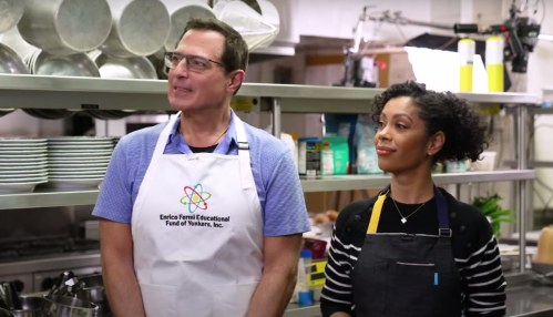 Ken Rosato và Shirleen Allikot trong một phân đoạn nấu ăn cho ABC 7