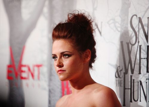 kristen stewart on the red carpet for snow white and the huntsman