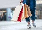Người phụ nữ cầm túi mua sắm bán.  Khái niệm về chủ nghĩa tiêu dùng, mua sắm, lối sống