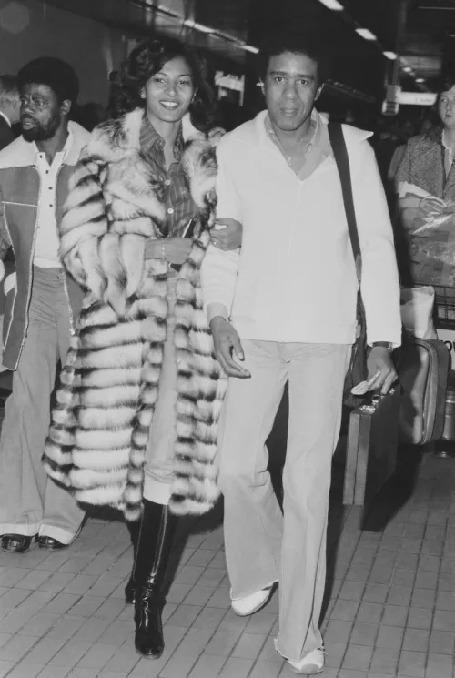Pam Grier và Richard Pryor tại sân bay Heathrow năm 1977