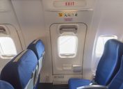 Một hành khách của United Airlines đã cố gắng nhảy ra khỏi cửa thoát hiểm