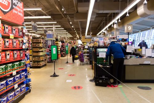 Supermarket "Safeway" is limiting the number of customers in the store and advising them to keep social distances at checkout due to the coronavirus(COVID-19)