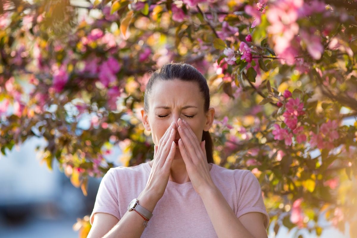 Allergy. Сезонная аллергия. Девушка аллергия. Осенний летний поллиноз.