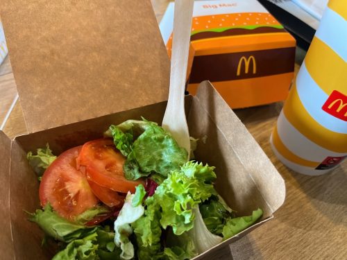 Đức - Ngày 01 tháng 5 năm 2023: Món salad ăn kèm sảng khoái của McDonald's với rau và rau củ giòn