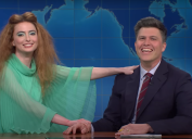 Sarah Sherman và Colin Jost trên "SNL" vào tháng 4 năm 2023
