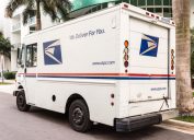 Một chiếc xe chở thư của Bưu điện Hoa Kỳ (USPS) đang đậu ở Miami, Florida