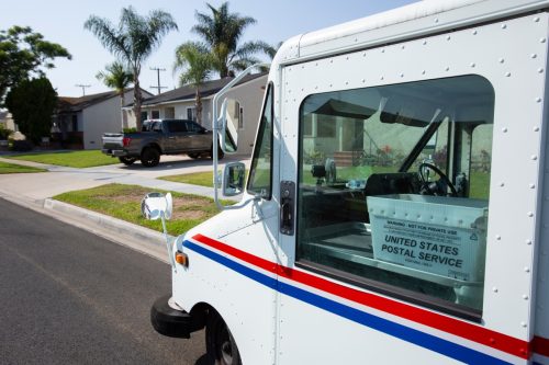 Fullerton, California / US - Ngày 3 tháng 9 năm 2020: Một xe chở thư USPS (Dịch vụ Bưu kiện Hoa Kỳ) thực hiện giao hàng.