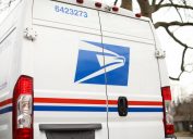 Hộp thư và xe tải của Bưu điện Hoa Kỳ để chuyển phát thư