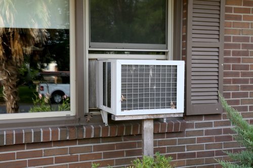 Máy điều hòa không khí kiểu cửa sổ cũ vẫn được sử dụng bởi những người không có điều hòa trung tâm.
