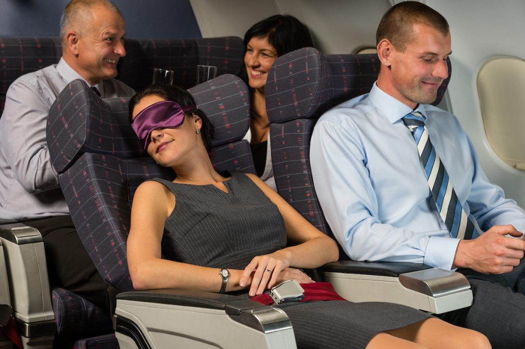 Người phụ nữ neo chỗ ngồi của mình trên một chiếc máy bay.