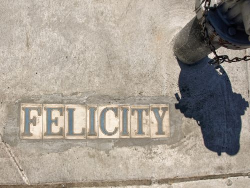 Felicity trong gạch trên đường phố