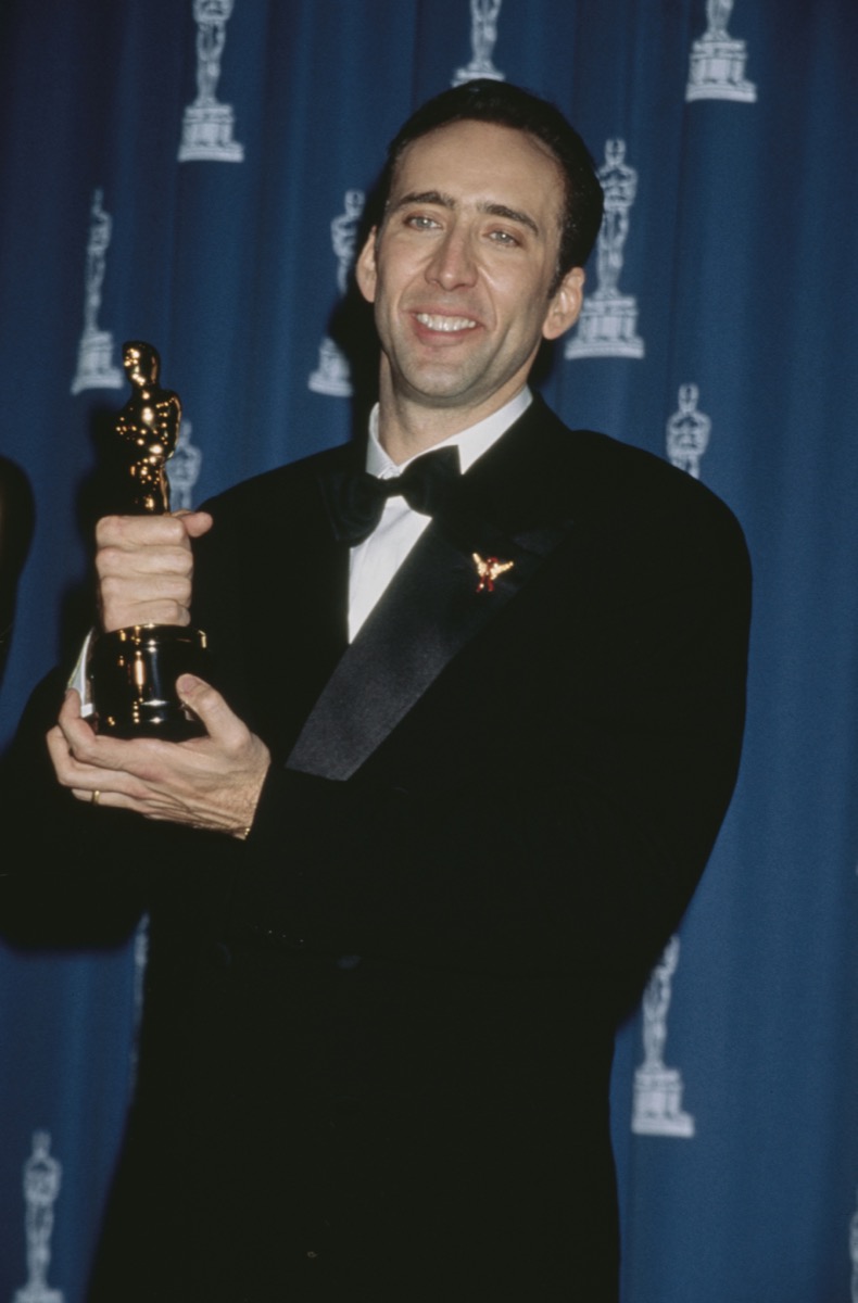 Nicolas Cage với tượng vàng Oscar năm 1996