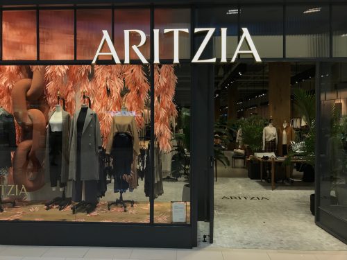 Lối vào cửa hàng quần áo Aritzia tại Mall of America.