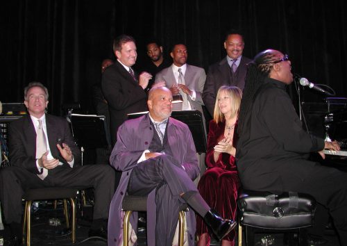Warren Beatty, Barbra Streisand, and others watching Stevie Wonder perform at the Rainbow/PUSH Coalitions Fourth Annual Awards Dinner in 2001