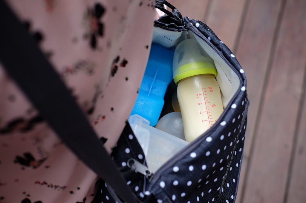 Những người đi du lịch với sữa mẹ trong túi của họ.