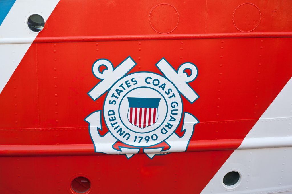 Cận cảnh một con dấu của Lực lượng Bảo vệ Bờ biển Hoa Kỳ được sơn trên một con tàu