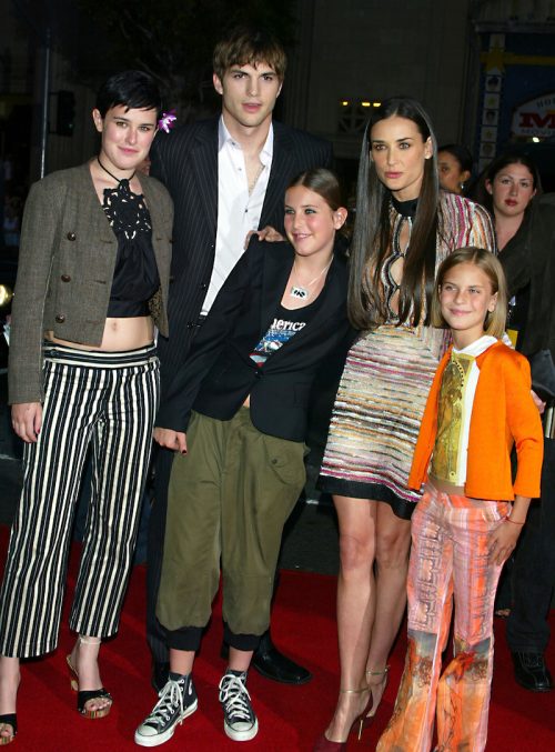 Rumer Willis, Ashton Kutcher, Scout Willis, Demi Moore và Tallulah Willis tại buổi ra mắt "Thiên thần của Charlie 2" năm 2003