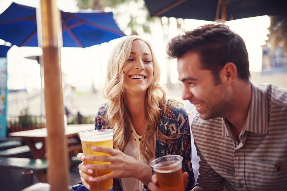 cặp đôi cười trong buổi hẹn hò đầu tiên uống bia