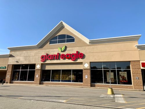 Cửa hàng tạp hóa Giant Eagle ở ​​Glenshaw.  Giant Eagle là chuỗi cửa hàng tạp hóa nổi tiếng ở Pennsylvania và các bang lân cận.