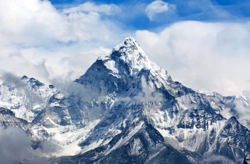Đỉnh Ama Dablam - nhìn từ đèo Cho La, vườn quốc gia Sagarmatha, vùng Everest, Nepal.  Ama Dablam (6858 m) là một trong những ngọn núi hùng vĩ nhất thế giới và là giấc mơ của những người leo núi thực thụ