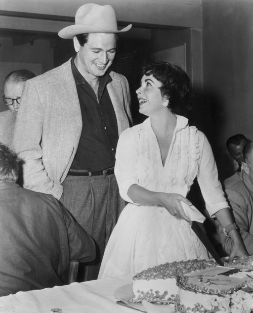 Rock Hudson và Elizabeth Taylor tại bữa tiệc tiền sản xuất cho bộ phim 